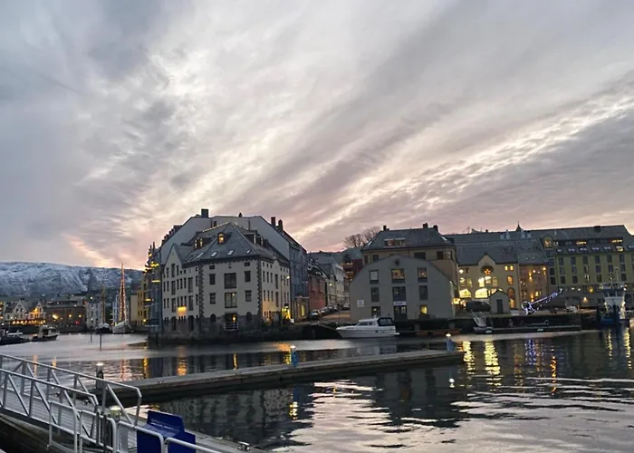 Art Nouveau In The Middle Of Downtown Lejlighed Ålesund